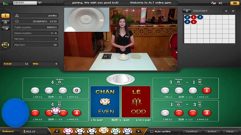 Xóc Đĩa SV388: trò chơi casino trực tuyến nổi bật 2025 1 Dealer đang trực tiếp lắc đĩa Xóc Đĩa SV388